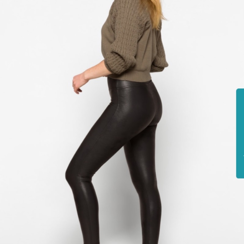 Faux leather legging .